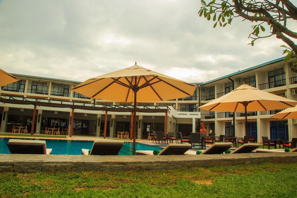 Camelot Beach Hotel Negombo Exterior foto